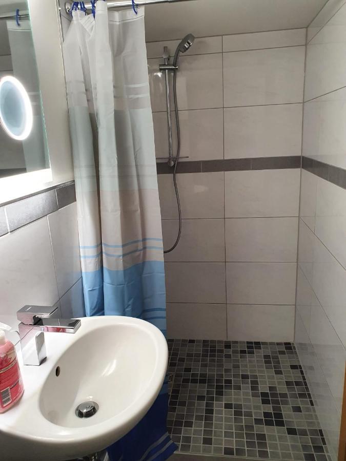 Zimmer Im Ug Direkt In Der Innenstadt, Centrum شفيرين المظهر الخارجي الصورة